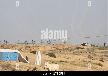 Gaza, Palestine. 04 décembre 2023. Des groupes palestiniens à Gaza tirent des roquettes sur Israël en réponse aux attaques israéliennes sur la ville de Gaza. Crédit : SOPA Images Limited/Alamy Live News Banque D'Images