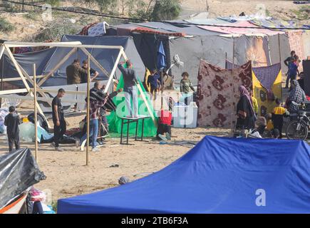 Gaza, Palestine. 04 décembre 2023. Les Palestiniens déplacés qui ont fui Khan Yunis construisent des abris à Rafah, dans le sud de la bande de Gaza, au milieu des combats continus entre Israël et le groupe militant Hamas. Israël a étendu son offensive contre les militants du Hamas à Gaza assiégée, alors que la préoccupation internationale s ' intensifiait face à l ' augmentation du nombre de morts parmi les civils dans une guerre déclenchée par les attaques d ' octobre 7. Crédit : SOPA Images Limited/Alamy Live News Banque D'Images