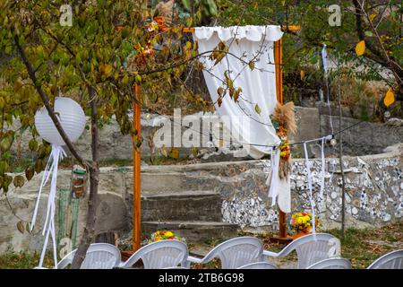 Chaises de mariage et décorations dans la cour Banque D'Images