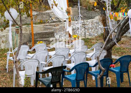 Chaises de mariage et décorations dans la cour Banque D'Images