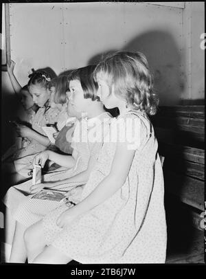 Wanda Lee Sergent, en robe rayée, à l'école du dimanche à l'Église pentecôtiste de Dieu. Lucy et quelques-uns des enfants... Banque D'Images