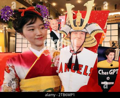 Tokyo, Japon. 5 décembre 2023. L'employé du fabricant de poupées japonais Kyugetsu expose une raquette en bois ornementale ou hagoita avec une représentation de Shohei Ohtani du joueur de baseball bidirectionnel des Los Angeles Angels pour les visages de cette année dans le showroom de l'entreprise à Tokyo le mardi 5 décembre 2023. Kyugetsu a fait des hagoitas spéciales pour les créateurs de journaux de cette année comme tradition de fin d'année. (Photo de Yoshio Tsunoda/AFLO) Banque D'Images