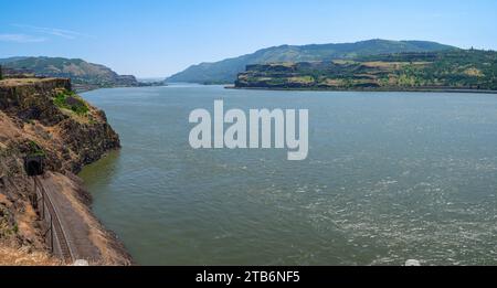 Panorama face à l'est à travers la gorge du fleuve Columbia près de Lyle dans l'État de Washington, États-Unis Banque D'Images