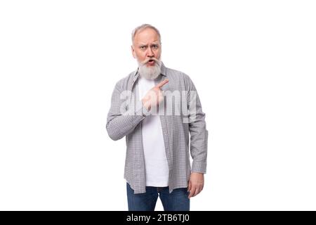 un grand-père mignon avec une barbe blanche et une moustache porte une chemise rayée sur un t-shirt Banque D'Images