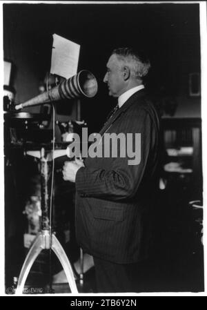 Warren Gamaliel Harding, 1865-1923, trois-quarts de longueur, à parler dans le microphone de l'entonnoir, rendant l'enregistrement vocal Banque D'Images