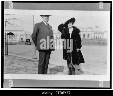 Warren Harding et Mme Jennie Williamson, portrait en pied, de face, debout à l'extérieur à l'Union Station, Washington, D.C. Banque D'Images