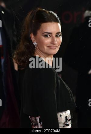 Penelope Cruz assiste à la première Ferrari UK, à l'Odeon Luxe Leicester Square à Londres, en Angleterre. ROYAUME-UNI. Lundi 4 décembre 2023 - BANG MEDIA INTERNATIONAL FAMOUS PICTURES 28 HOLMES ROAD LONDON NW5 3AB ROYAUME-UNI tel 44 0 02 7485 1005 email : picturesfamous.uk.com Copyright : xJamesxWarrenx adoco757 crédit : Imago/Alamy Live News Banque D'Images