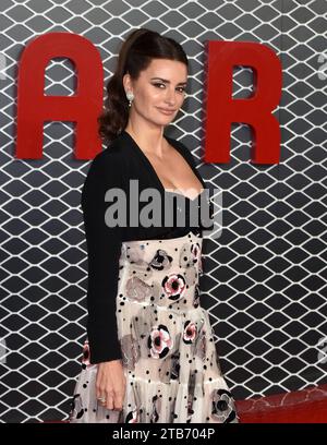 Penelope Cruz assiste à la première Ferrari UK, à l'Odeon Luxe Leicester Square à Londres, en Angleterre. ROYAUME-UNI. Lundi 4 décembre 2023 - BANG MEDIA INTERNATIONAL FAMOUS PICTURES 28 HOLMES ROAD LONDON NW5 3AB ROYAUME-UNI tel 44 0 02 7485 1005 email : picturesfamous.uk.com Copyright : xJamesxWarrenx adoco744 crédit : Imago/Alamy Live News Banque D'Images