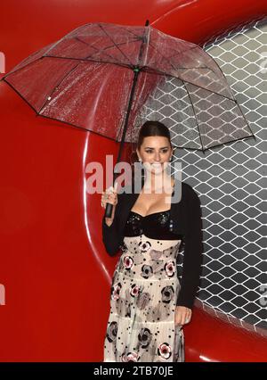 Penelope Cruz assiste à la première Ferrari UK, à l'Odeon Luxe Leicester Square à Londres, en Angleterre. ROYAUME-UNI. Lundi 4 décembre 2023 - BANG MEDIA INTERNATIONAL FAMOUS PICTURES 28 HOLMES ROAD LONDON NW5 3AB ROYAUME-UNI tel 44 0 02 7485 1005 email : picturesfamous.uk.com Copyright : xJamesxWarrenx adoco737 crédit : Imago/Alamy Live News Banque D'Images