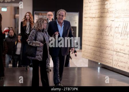 Rome, Italie. 04 décembre 2023. Oliver Stone assiste au photocall du film ''Nuclear Now'' au Space Cinema Moderno à Rome, Italie, le 4 décembre 2023. (Photo de Luca Carlino/NurPhoto) crédit : NurPhoto SRL/Alamy Live News Banque D'Images