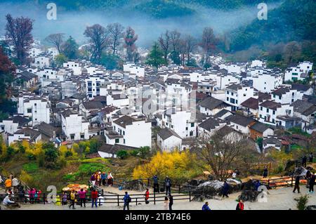 Shangrao, Chine. 05 décembre 2023. Les touristes visitent les bâtiments de style hui avec des murs blancs et des carreaux noirs au Shicheng Scenic Spot dans le comté de Wuyuan, Shangrao, Chine, le 3 décembre 2023. (Photo Costfoto/NurPhoto) crédit : NurPhoto SRL/Alamy Live News Banque D'Images