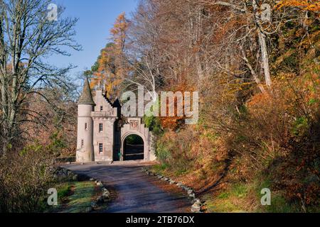 Avon et Castle Gatehouse en novembre, Ballindalloch, Morayshire, Écosse Banque D'Images