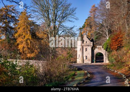 Avon et Castle Gatehouse et le vieux pont en novembre, Ballindalloch, Morayshire, Écosse Banque D'Images