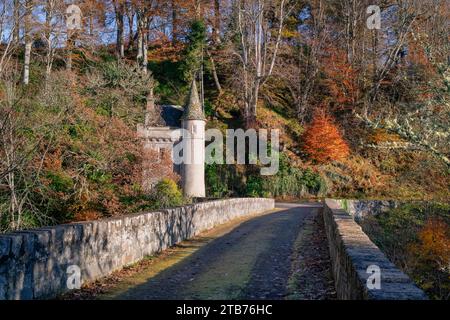 Avon et Castle Gatehouse et le vieux pont en novembre, Ballindalloch, Morayshire, Écosse Banque D'Images