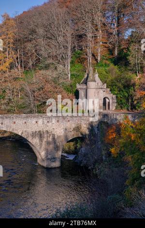 Avon et Castle Gatehouse et le vieux pont en novembre, Ballindalloch, Morayshire, Écosse Banque D'Images