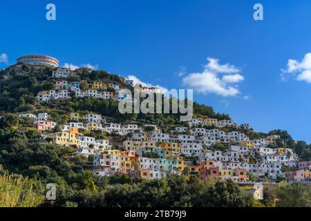 Saracinello, Italie - 4 décembre 2023 : vue de la ville de vacances à flanc de colline de Saracinello sur la côte de Calabre près de Scalea Banque D'Images