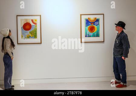 Cromwell place, Londres, Royaume-Uni. 05 décembre 2023. Stanley Donwood (photo R) A New Path Out of Madness (G) Major League Make Believe (R), 2023 l'exposition présentera exclusivement pour la première fois la pochette du nouvel album Wall of Eyes, récemment annoncé par The Smile. qui sortira le 26 janvier 2024 - une suite au premier album acclamé par la critique de l'année dernière, A Light for attiring attention.4 Cromwell place du 6-10 au 17 décembre 2023.Paul Quezada-Neiman/Alamy Live News crédit : Paul Quezada-Neiman/Alamy Live News Banque D'Images