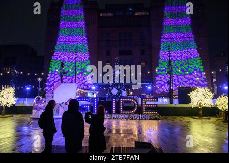 Londres, Royaume-Uni. 04 décembre 2023. À l'aide d'un ipad, David Hockney a créé deux grands arbres de Noël rayés verts et violets, chacun avec une étoile dorée au sommet, affichés sur les centrales électriques deux cheminées de 100 mètres de haut surplombant la Tamise. L’œuvre d’art de Noël est d’apporter « joie et espoir » aux gens à Londres, au Royaume-Uni. Crédit : Mary-lu Bakker/Alamy Live News crédit : Mary-lu Bakker/Alamy Live News Banque D'Images