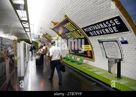 Paris, 2022/06/23 (France) : passagers sur les quais de la station de métro Montparnasse-Bienvenue (lignes 4-6-12 et 13) à la frontière du 6e, Banque D'Images