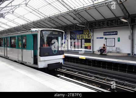 Paris, 2022/06/23 (France) : passagers sur les quais et le train arrivant à la gare aérienne Corvisart' (ligne 6) au milieu du boulevard Auguste Banque D'Images