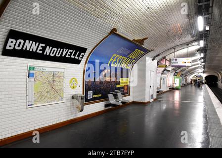 Paris, 2022/06/23 (France) : passagers sur les quais de la gare bonne-Nouvelle (lignes 8 et 9) construits sous les grands boulevards à la frontière de Banque D'Images