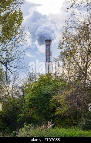 Image symbolique, émission de gaz d'échappement de la cheminée d'une installation industrielle dans l'environnement. Banque D'Images