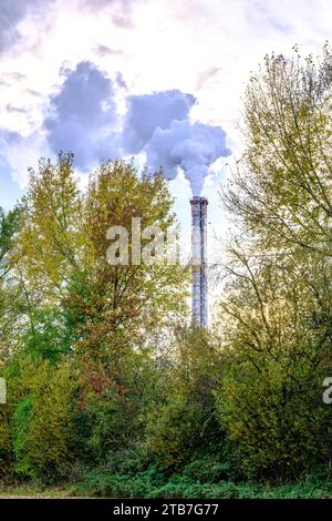Image symbolique, émission de gaz d'échappement de la cheminée d'une installation industrielle dans l'environnement. Banque D'Images