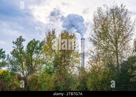 Image symbolique, émission de gaz d'échappement de la cheminée d'une installation industrielle dans l'environnement. Banque D'Images