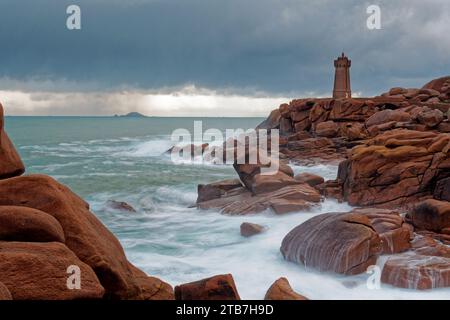 Perros-Guirec, Ploumanac'h (Bretagne, nord-ouest de la France) : Phare de Pors-Kamor le long de la zone côtière de la Côte de granit rose Banque D'Images