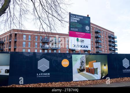 LONDRES- 30 NOVEMBRE 2023 : nouveaux immeubles d'appartements en voie d'achèvement à Ealing, dans l'ouest de Londres Banque D'Images