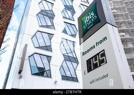 LONDRES - 30 NOVEMBRE 2023 : succursale hôtelière ibis Styles à Ealing, West London - chaîne hôtelière britannique Banque D'Images