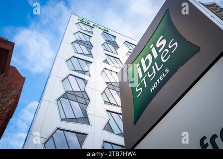 LONDRES - 30 NOVEMBRE 2023 : succursale hôtelière ibis Styles à Ealing, West London - chaîne hôtelière britannique Banque D'Images