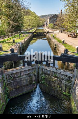 29 avril 2022 : Hebden Bridge, West Yorkshire, Royaume-Uni - Une écluse sur le canal Rochdale à Hebden Bridge par une journée ensoleillée de printemps. Banque D'Images