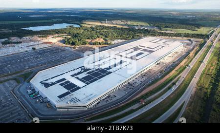 États-Unis, Texas, Austin : vue aérienne de la Gigafactory Texas (Giga Texas, Giga Austin, ou Gigafactory 5), une usine de fabrication automobile à Banque D'Images