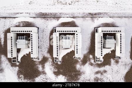 États-Unis, Alberta, Pincher Creek : Megapacks Tesla près d'un parc éolien. Tesla Megapack est une batterie lithium-ion rechargeable à grande échelle stationa Banque D'Images