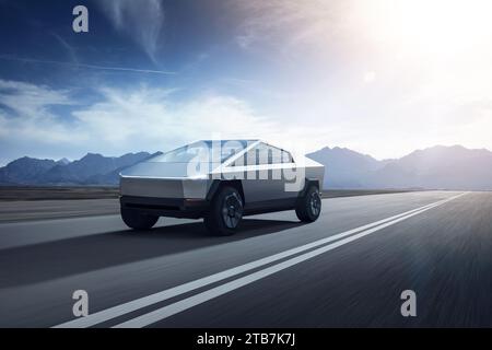 Le Cybertruck Tesla est un pick-up électrique à batterie pleine grandeur construit par Tesla, Inc. Sa production industrielle, confiée à la Gigafactory Texas i. Banque D'Images