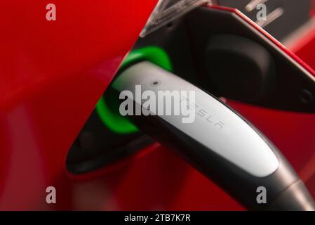 Recharge d'un véhicule électrique Tesla. Câble de connecteur mural et fiche. Courtoisie de Tesla, Inc. Banque D'Images