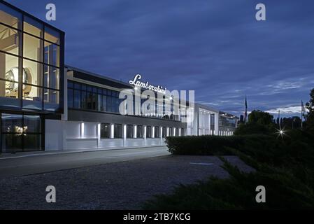 Italie, Sant’Agata Bolognese, 2013/06/24, vue de nuit des bâtiments illuminés de l’usine Lamborghini Banque D'Images