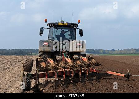 Labourage Sutton Heath Suffolk Royaume-Uni Banque D'Images