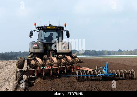 Labourage Sutton Heath Suffolk Royaume-Uni Banque D'Images