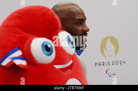Pontault Combault, France. 28 novembre 2023. © PHOTOPQR/LE PARISIEN/Jean-Baptiste Quentin ; Pontault Combault ; 28/11/2023 ; Jeux Olympiques Paris 2024 Centre commercial Carrefour le judoka Teddy Riner est venu dédicacer des t shirt dans un hypermarché de son sponsor la société Carrefour. © LP/Jean-Baptiste Quentin Paris, France, 28 novembre 2023. Le champion de judo Teddy Riner promeut les Jeux Olympiques de Paris *** Légende locale *** Teddy Riner à Carrefour crédit : MAXPPP/Alamy Live News Banque D'Images