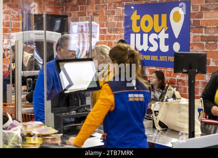 Ales (sud de la France), 2023/03/01, ouverture du premier magasin discount « Toujust ». Opérateur de caisse et clients Banque D'Images