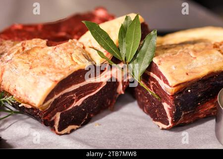 Préparation d’un steak côtelé « entrecote bordelaise » (steak style Bordeaux), bœuf Bazas. Viande crue et ingrédients avant la préparation Banque D'Images