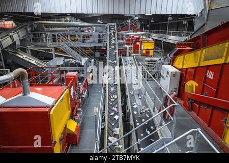 Coueron (nord-est de la France) : Arc en ciel 2034, centre de traitement et de valorisation des déchets des agglomérations de Nantes et Saint-Nazaire. Courroies transporteuses vers l'intérieur Banque D'Images