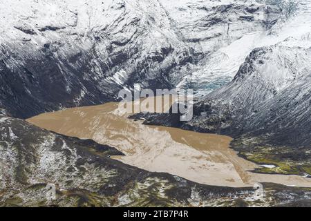 Prise de vue aérienne montrant la vaste étendue du glacier Vatnajokull en Islande, mettant en valeur son terrain accidenté et sa beauté naturelle époustouflante. Banque D'Images