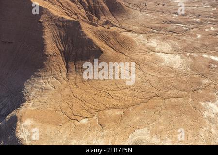 Superbe prise de vue aérienne capturant les motifs et textures complexes d'un vaste canyon désertique. Banque D'Images