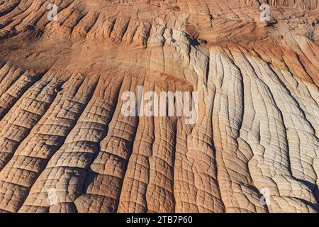 La photo capture les motifs complexes et les rainures profondes des roches arides du désert d'un point de vue aérien. Banque D'Images