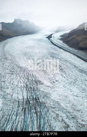 Vue aérienne d'un glacier tentaculaire aux textures complexes dans le parc national de Vatnajokull, en Islande, mettant en valeur les merveilles de la nature. Banque D'Images