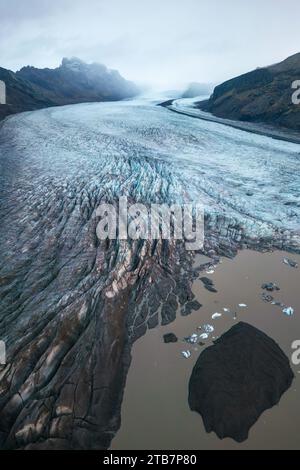 Vue aérienne d'un glacier tentaculaire aux textures complexes dans le parc national de Vatnajokull, en Islande, mettant en valeur les merveilles de la nature. Banque D'Images