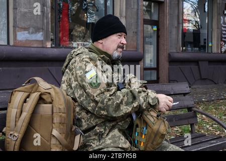 Un soldat de l'armée ukrainienne est assis sur un banc en fumant pendant une courte pause à Zaporizhzhia. Les soldats en Ukraine virent de plus en plus âgés alors que le pays est aux prises avec une pénurie de soldats après environ 21 mois de combats contre la Russie. Comme d'innombrables victimes ont entravé les forces ukrainiennes, l'âge moyen d'un soldat dans le pays est actuellement d'environ 43 ans. Le nombre total de soldats ukrainiens et russes tués ou blessés depuis le début de la guerre en Ukraine en février 2022 est supérieur à 500 000, ont déclaré des responsables américains. Banque D'Images